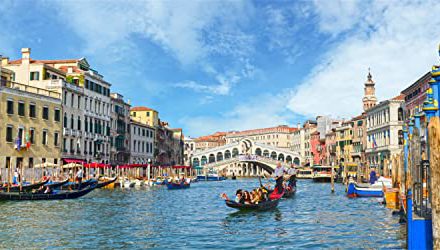 Capture the Enchanting Venice Gondola Scene!